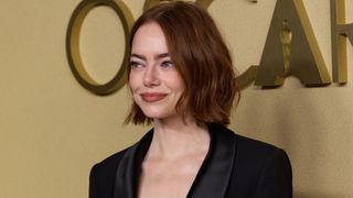 みぞおちまで丸見え！エマ・ストーンが大胆ミニスーツドレスで魅了