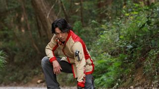 『ゴジュウブンブン』歴代レッドら新カット公開　明石チーフが山道に、マーベラスはゴーカイガン構える