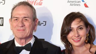 遺体で発見されたトミー・リー・ジョーンズの34歳娘、死因が判明