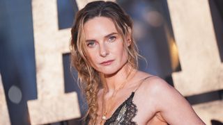 圧巻の美…『ミッション：インポッシブル』女優がゴールドドレスで魅了