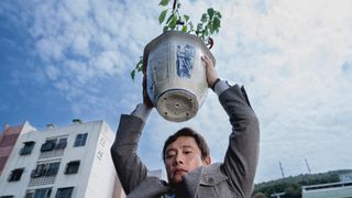 植木鉢で人を…『しあわせな選択』鬼才パク・チャヌク監督＆イ・ビョンホンが最も話し合ったシーン