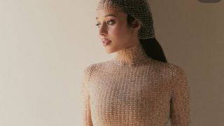 チェイス・インフィニティ、ヌードカラーのマーメイドドレスで魅了「完璧」「プリンセスみたい」