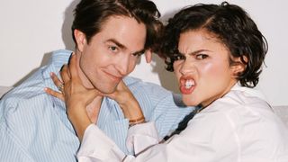 トム・ホランドと結婚報道のゼンデイヤ、婚約指輪と結婚指輪を重ね付け