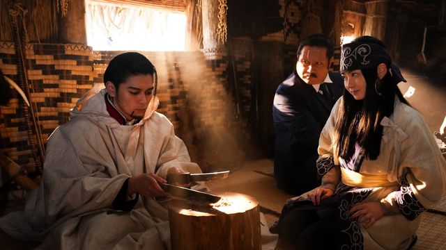 実写『ゴールデンカムイ』尾形（眞栄田郷敦）がチタタプ　アシリパが見守るほんわかカット公開