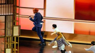 アカデミー賞、『WEAPONS／ウェポンズ』パロディーで開幕！司会者がグラディスおばさんメイクで疾走