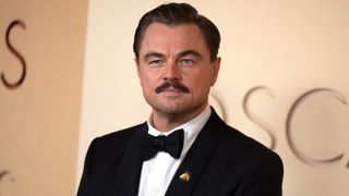 レオナルド・ディカプリオ、立派な口ヒゲ姿に