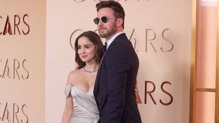 『キャプテン・アメリカ』クリス・エヴァンス、16歳年下の妻とアカデミー賞デビュー