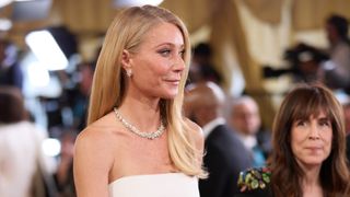 どうなってるの？グウィネス・パルトロー、上半身までスリットドレス