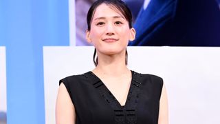 綾瀬はるか、実話に基づく主演映画で号泣「鼻ズビズビで帰りました」