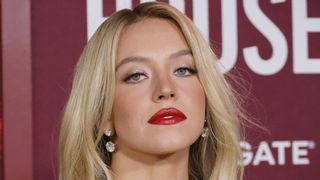 『めまい』女優、シドニー・スウィーニーが自分を演じることに不満「上半身が突き出し過ぎ」