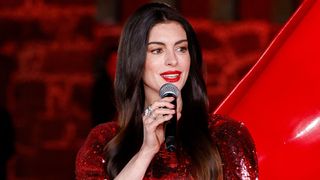 アン・ハサウェイ、ピンクのミニドレス＆ニーハイブーツで魅了「美しすぎる」