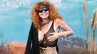 プレミアに“上半身ほぼ裸”で出席して物議を醸した米女優、指示に従わず飛行機から降ろされる