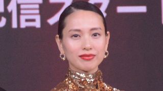 戸田恵梨香、美背中ぱっくりの金ドレスで魅了！生田斗真がエスコート
