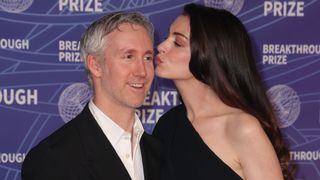 アン・ハサウェイ、肩出しドレスで魅了！夫にキスするしぐさも