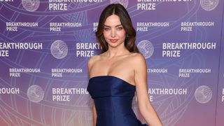 4児の母ミランダ・カー、レッドカーペットで圧巻の美！