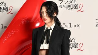 三吉彩花、超ミニ丈シャツで肌見せ『プラダを着た悪魔2』プレミア登場「初心に帰らせてもらえる作品」