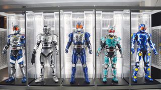 仮面ライダーアギト25周年「真アギト展」本日開幕！歴代Gシステム集結、イコン画の赤いアギトも立像化