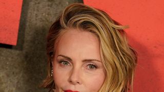 カッコ良すぎ！シャーリーズ・セロン50歳、ジャケットの下に何も着用せずプレミア登場