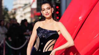 アン・ハサウェイ、透けてるコルセットドレスで圧巻の美！