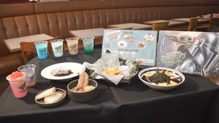 『マンダロリアン』コラボカフェ、渋谷に明日オープン！ブルーミルク風ドリンク＆クリーチャーチャウダーなど提供