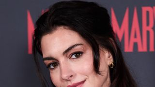 アン・ハサウェイ、大胆シースルードレスで魅了 共演者を守る“神対応”も話題