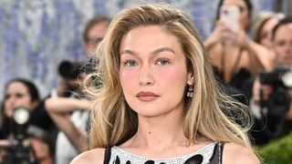 ジジ・ハディッド、透けてるドレスでメットガラに！抜群のスタイル披露