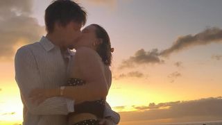 「ストレンジャー・シングス」女優、熱烈キス写真で夫の24歳の誕生日を祝福