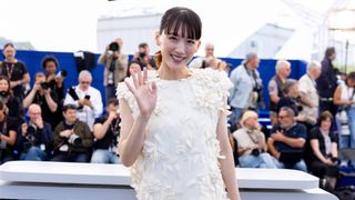 綾瀬はるか、カンヌで圧巻の美！白のドレスを可憐に着こなす