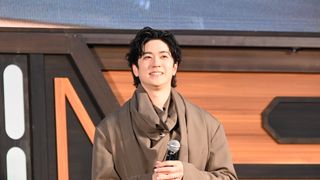 中島裕翔、新木優子と結婚後初の公の場　『スター・ウォーズ』来日ゲストに和傘贈呈