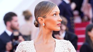 ベラ・ハディッド、透けてるヘソ出しドレスで注目の的