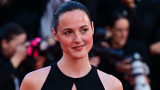 上半身は前開きケープのみ！パルムドール受賞作女優、大胆なヘソ出しで魅せる