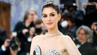 アン・ハサウェイ、若年性白内障で10年間片目が失明状態だった