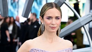 エミリー・ブラント、透け感抜群の美麗ドレスで魅了　新作の英国プレミア登場