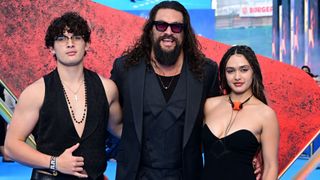 ジェイソン・モモア、美しい息子&娘とレアなイベント登場!