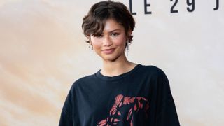 すごい美脚！『スパイダーマン』ゼンデイヤ、Tシャツ1枚だけの姿でイベント登場