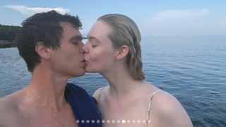 エル・ファニング、水着姿で恋人とラブラブ！休暇ショット一挙公開