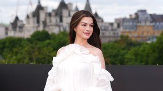 まるで天女…第3子妊娠中のアン・ハサウェイ、エアリーな白のミニドレスで魅了