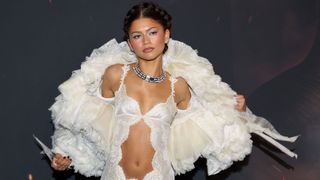 ゼンデイヤ、大胆ヘソ出しドレスで超絶スタイル披露！「まさに女神」