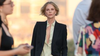 シャーリーズ・セロン50歳、脚長すぎ!衝撃的な美脚に騒然
