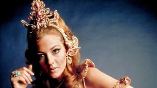 『007/カジノ・ロワイヤル』女優が死去　83歳