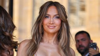 ジェニファー・ロペス、透けてるドレスで降臨!視線を独り占め
