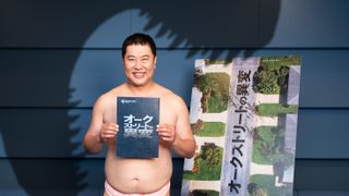 とにかく明るい安村、アン・ハサウェイ主演映画で吹替声優デビュー “パンツ一丁”で異例のアフレコ