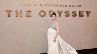 第3子妊娠中のアン・ハサウェイ、大きなおなか!『オデュッセイア』NYプレミアに豪華キャスト集結