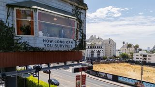 Netflix、看板に人が住んでる…新作映画のプロモーションが話題