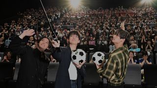 高橋文哉『ブルーロック』初日から怒涛の2日間　櫻井海音＆高橋恭平と爆笑舞台挨拶　キックインセレモニーにも登場！
