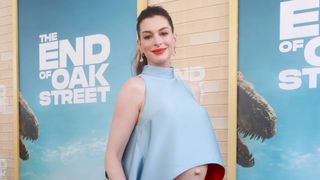 第3子妊娠中のアン・ハサウェイ、大胆へそ出しで登場!「偽物のおなかみたい」の声にユーモラスに回答