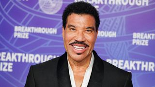 ライオネル・リッチー77歳、ICUに入院