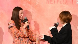 松岡茉優＆仲里依紗、手つなぎ見つめ合い相思相愛　共演に感謝「知らない感情に出会えた」