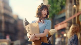 吉岡里帆“どんぎつね”が「どん兵衛」新キャラ・きつねあにきとCM共演 パリ風街並みで華麗に衣装チェンジ