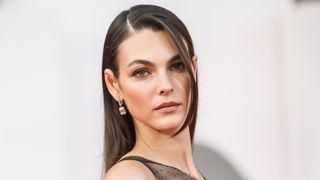 レオナルド・ディカプリオと交際中の28歳モデル、上半身が透けてるドレスで圧巻の美